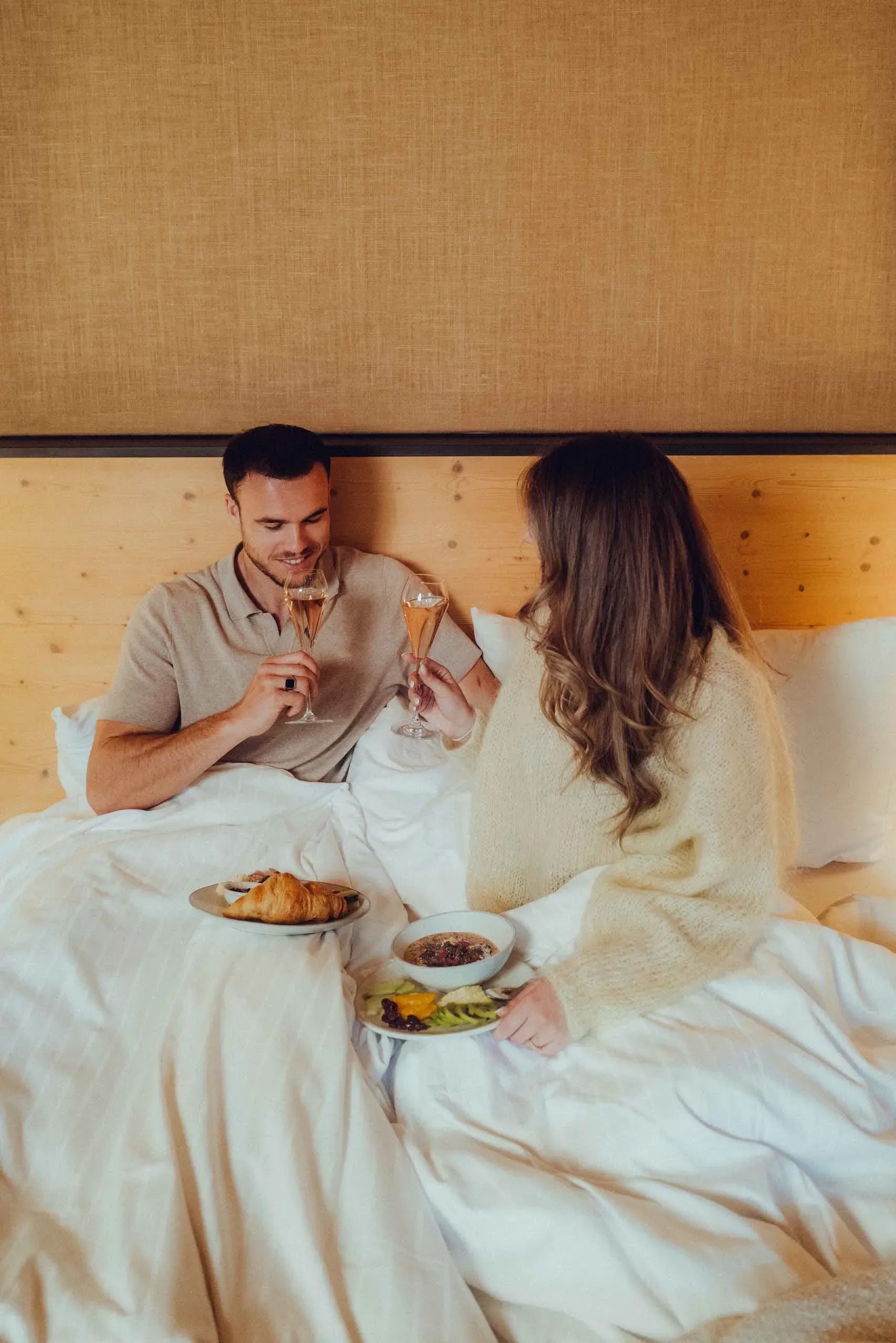 Un couple amoureux savoure son petit-déjeuner au lit