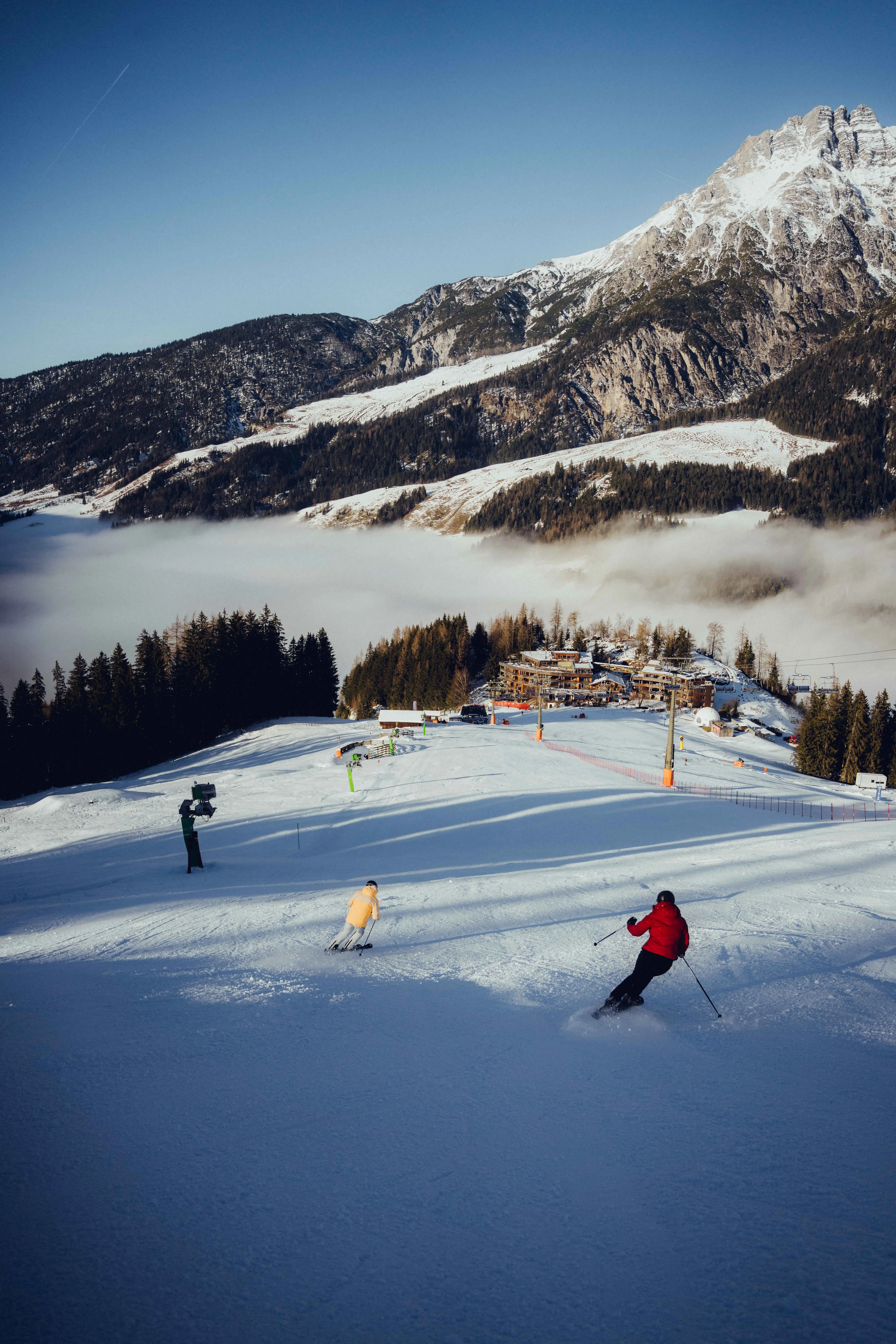 Hôtel au bord de la piste avec des skieurs