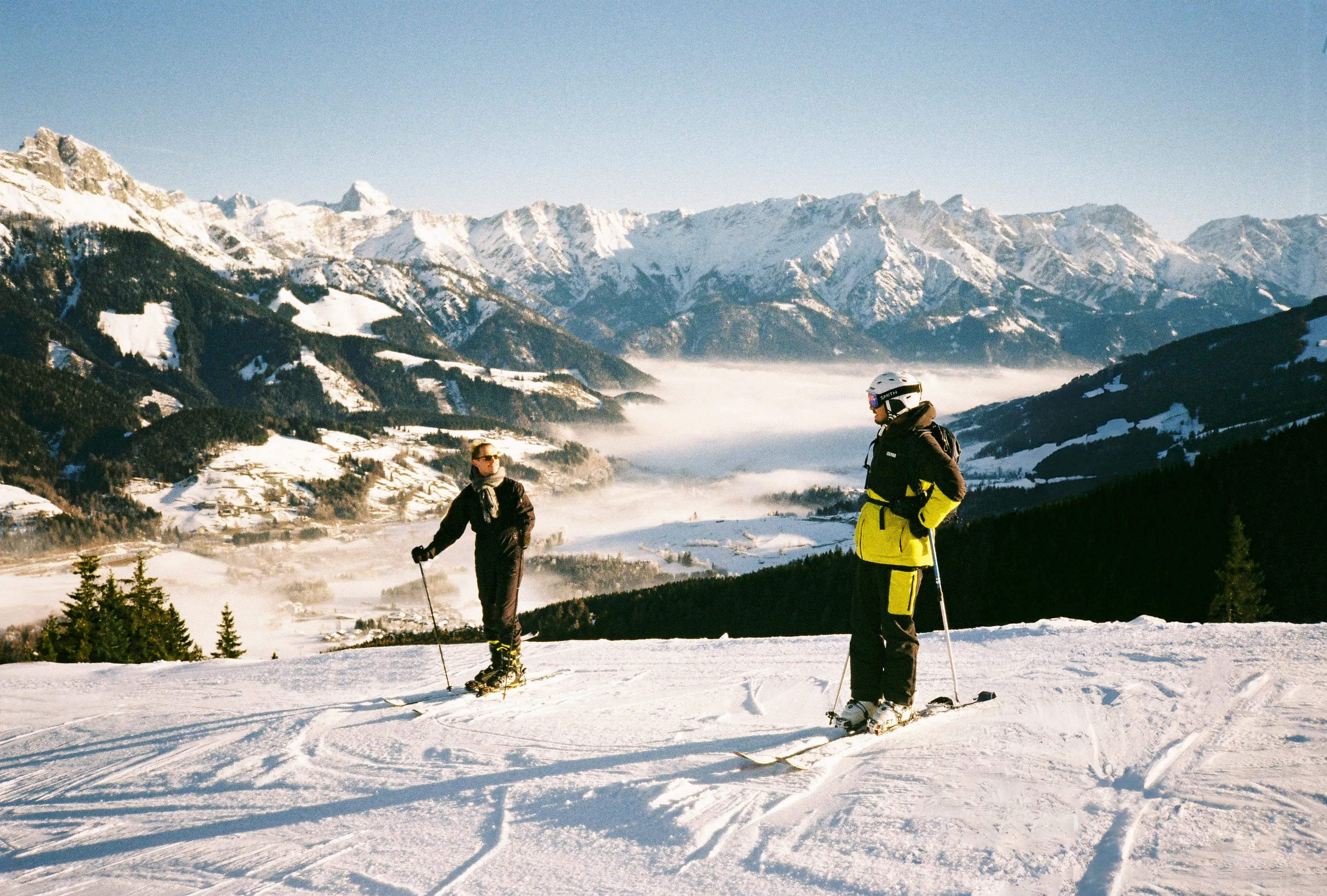 Groupe de skieurs au sommet