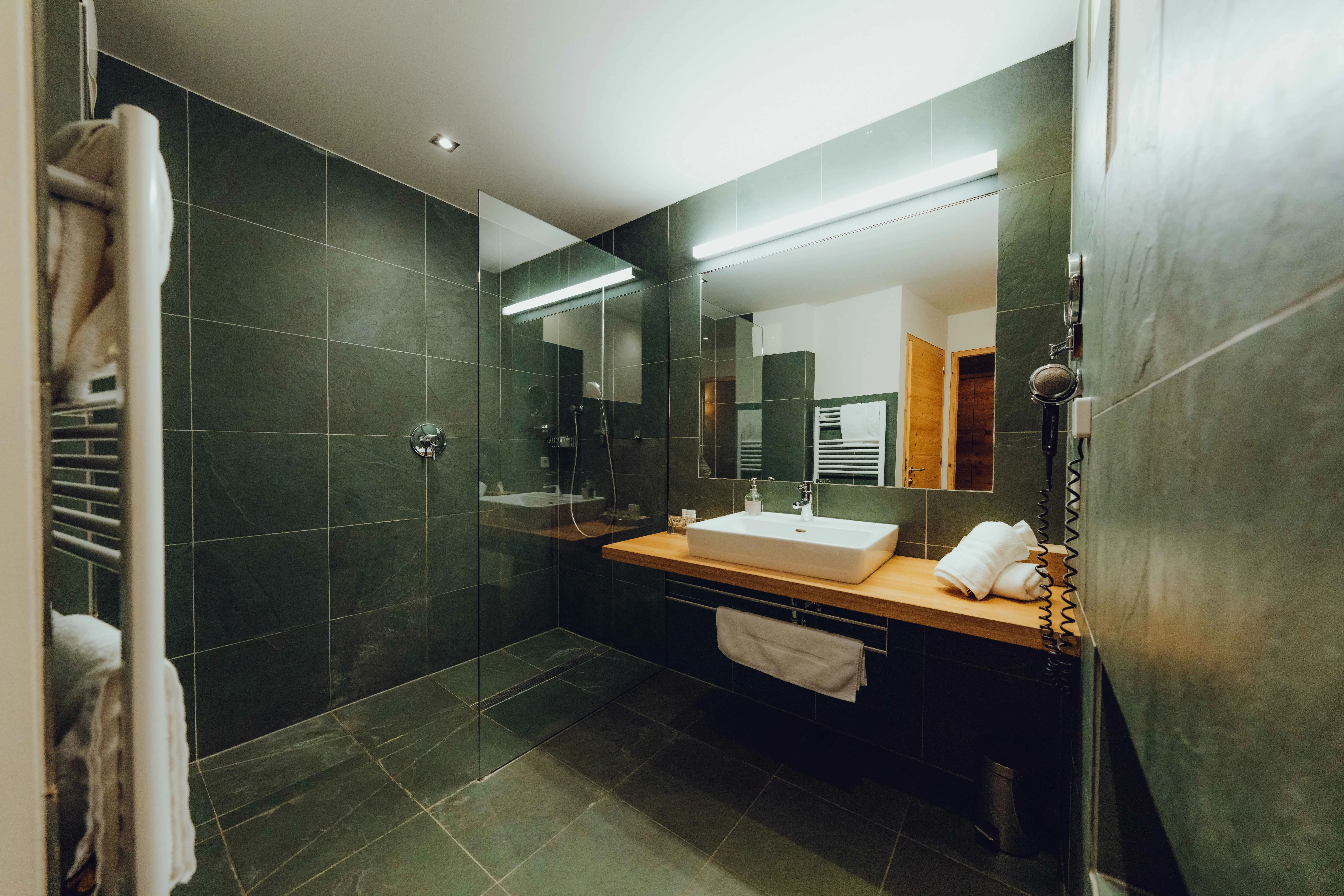 Salle de bain d'hôtel avec miroir
