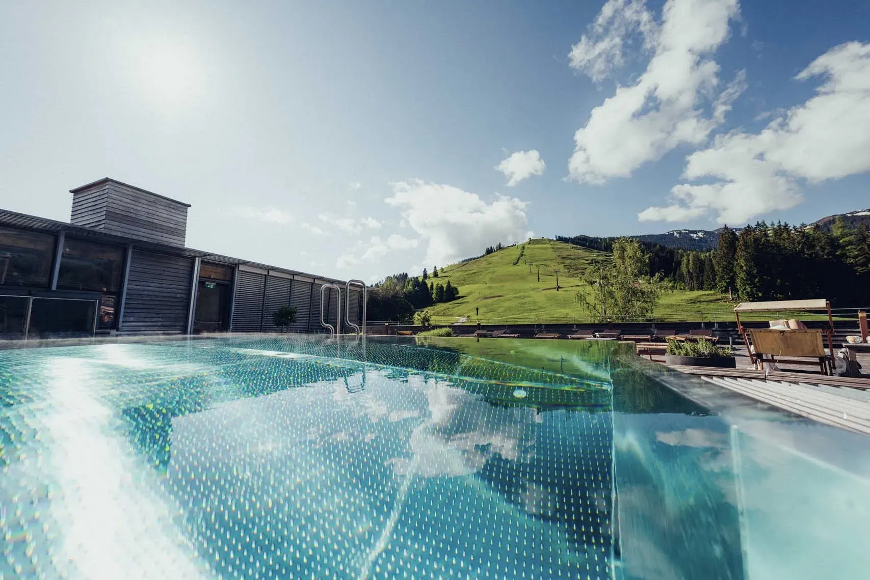 Piscine sur le toit avec vue