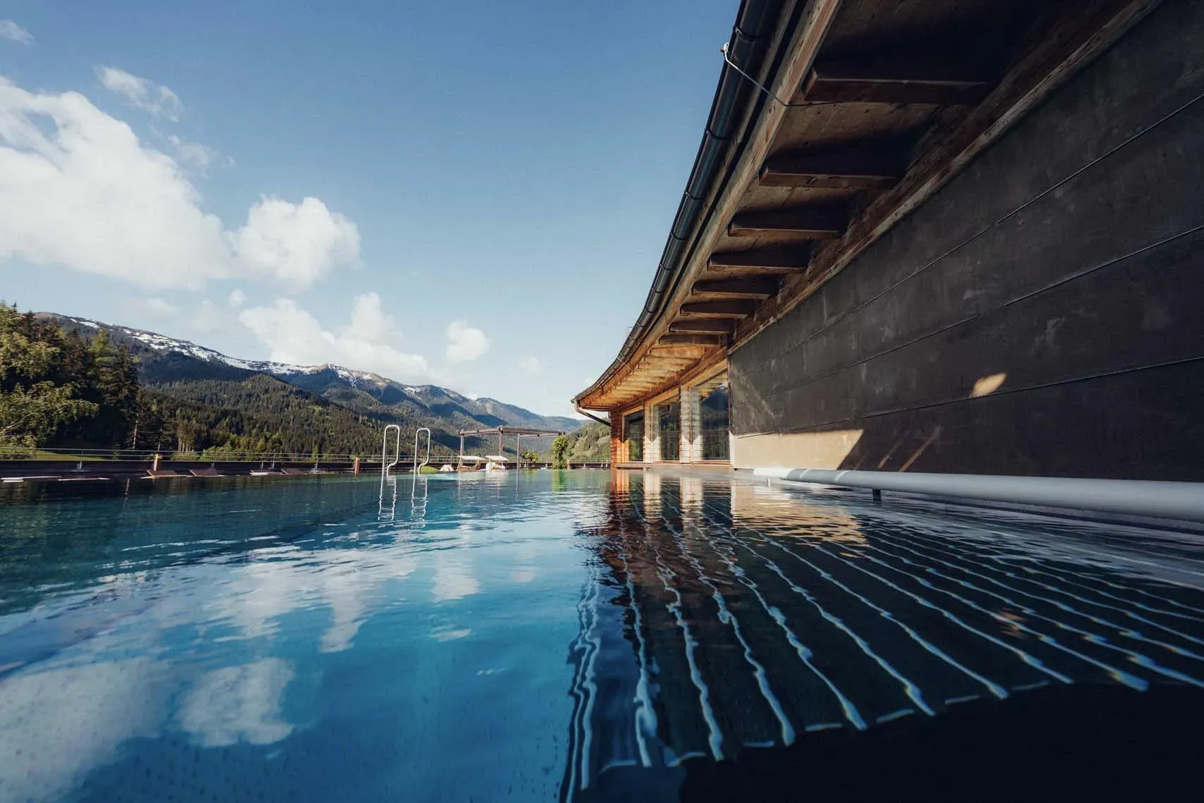 Piscine sur le toit avec vue panoramique